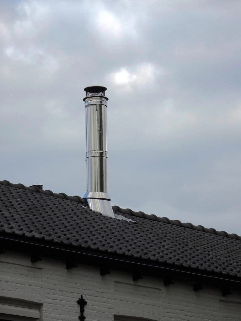 Edelstahlschornstein auf einem Hausdach